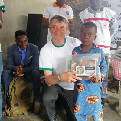 Ecole locococoumey cotonou Bénin. Un écolier primé avec le Pdt Hearter International